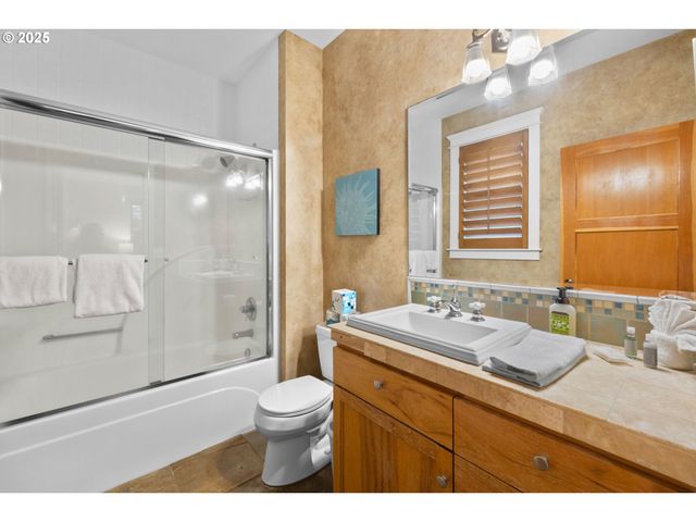 131 W NEBESNA St, Cannon Beach, OR 97110