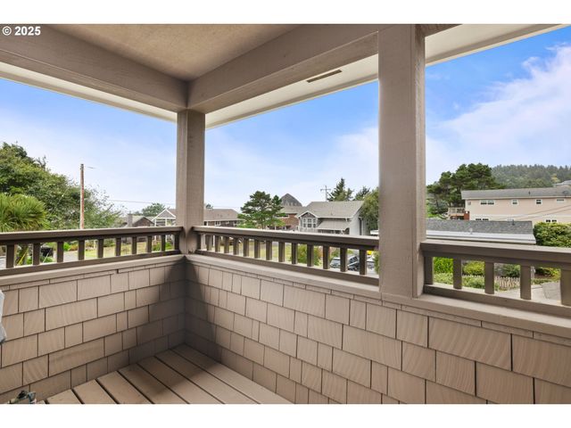 131 W NEBESNA St, Cannon Beach, OR 97110