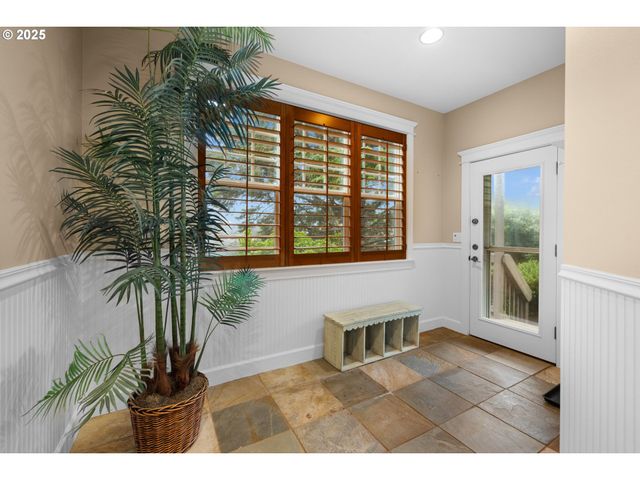 131 W NEBESNA St, Cannon Beach, OR 97110