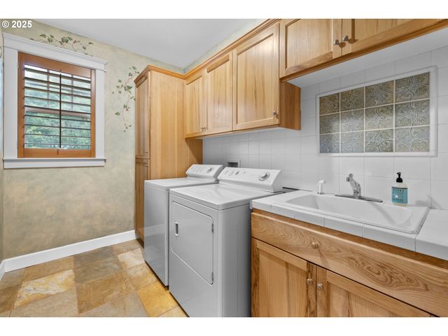 131 W NEBESNA St, Cannon Beach, OR 97110