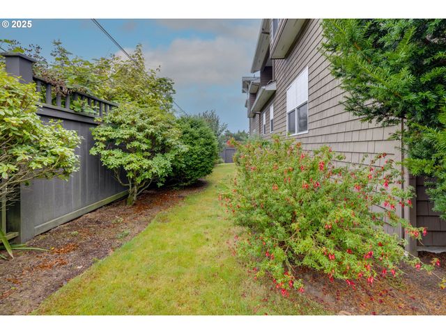 131 W NEBESNA St, Cannon Beach, OR 97110