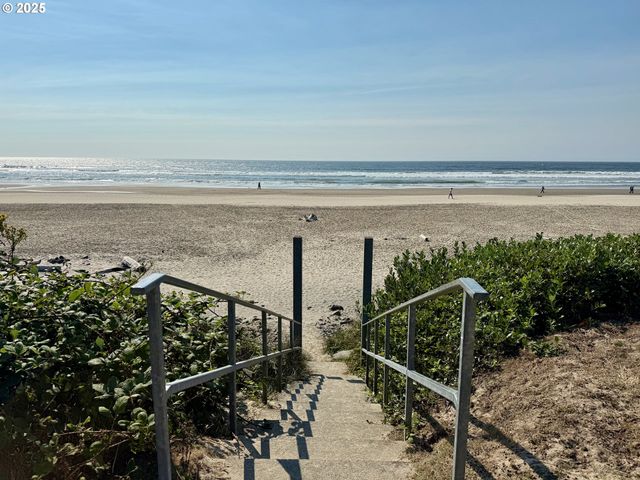 131 W NEBESNA St, Cannon Beach, OR 97110