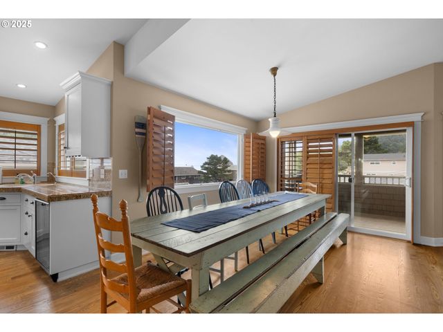 131 W NEBESNA St, Cannon Beach, OR 97110