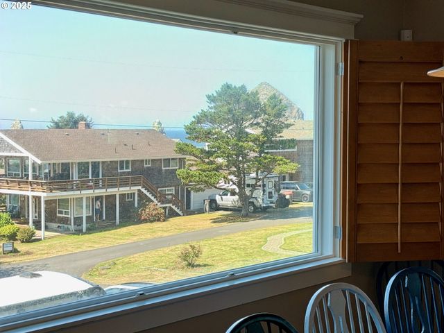 131 W NEBESNA St, Cannon Beach, OR 97110