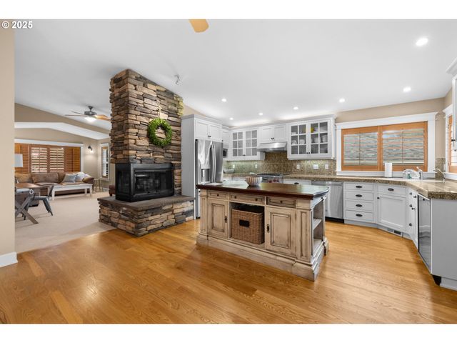 131 W NEBESNA St, Cannon Beach, OR 97110