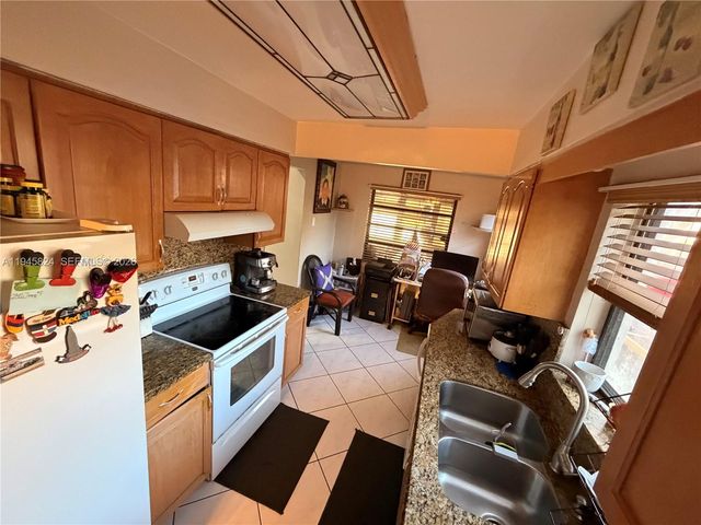 9601 NW 16th St, Pembroke Pines, FL 33024