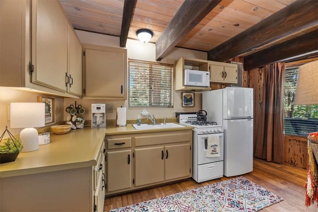 Image 10 of property listing at 424 Garrick, Big Bear City, CA 92314