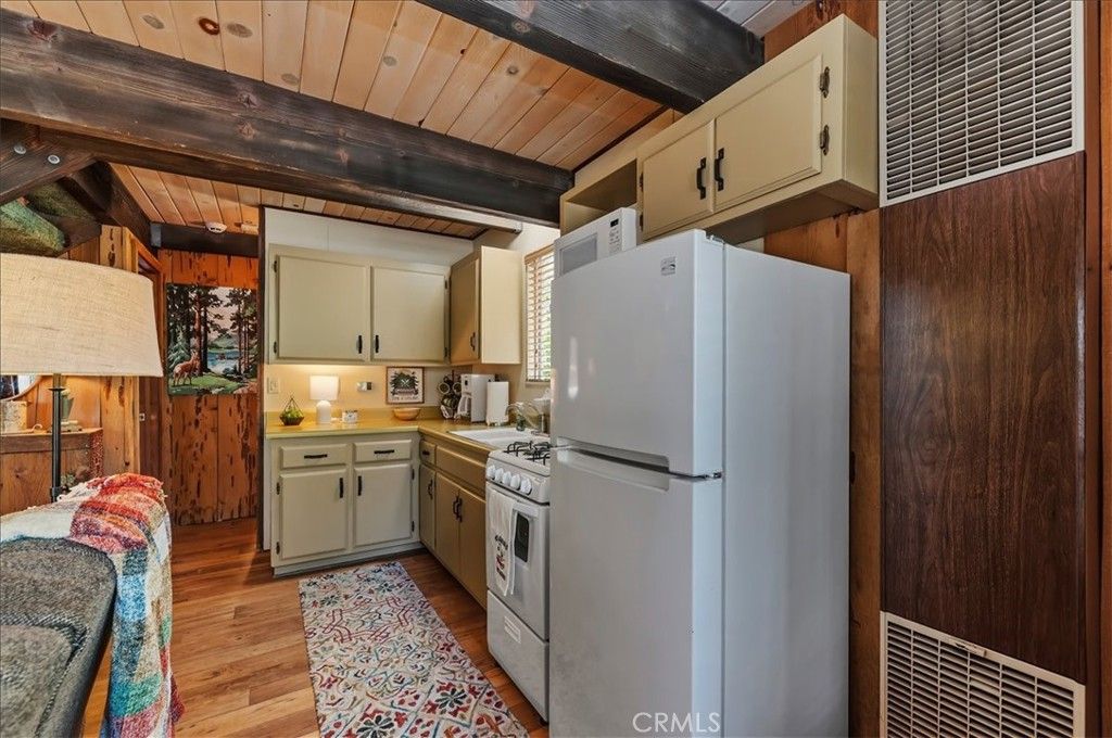 Image 11 of property listing at 424 Garrick, Big Bear City, CA 92314