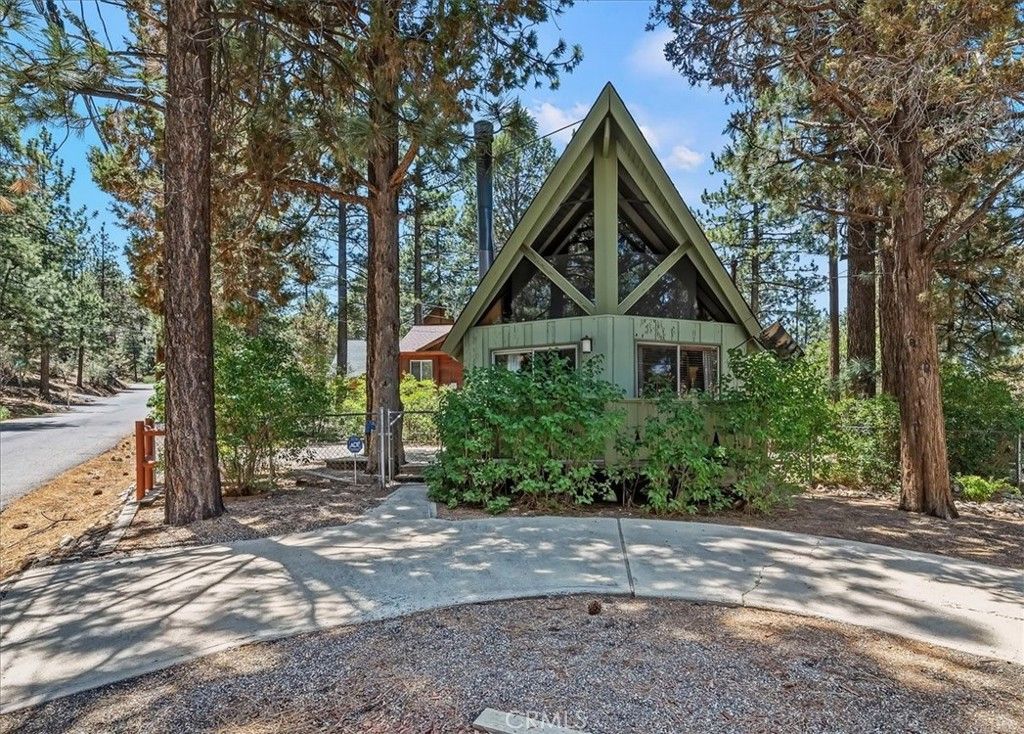 Image 2 of property listing at 424 Garrick, Big Bear City, CA 92314