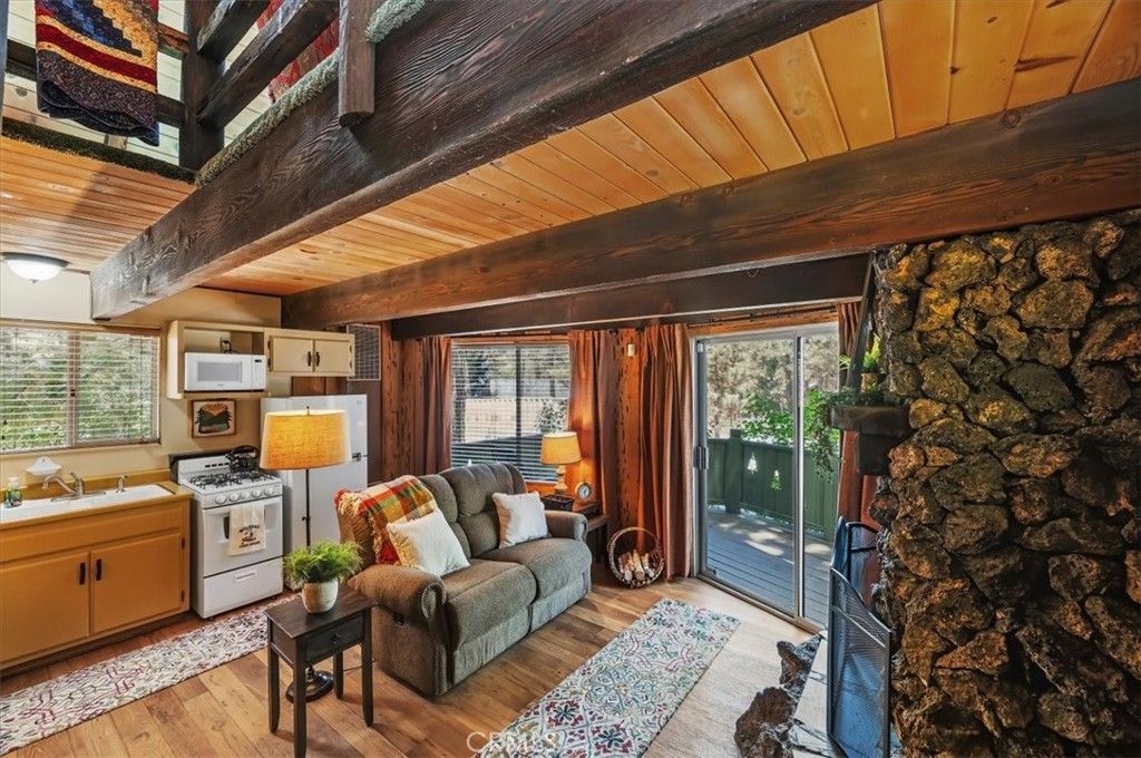 Image 5 of property listing at 424 Garrick, Big Bear City, CA 92314