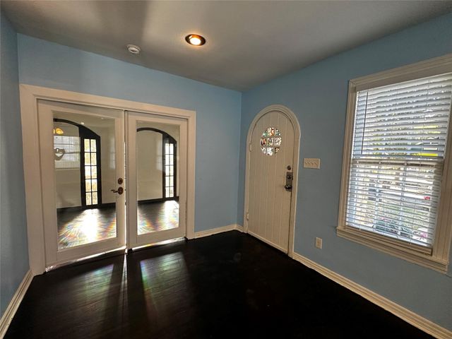 1009 E Humbolt Street, Fort Worth, TX 76104