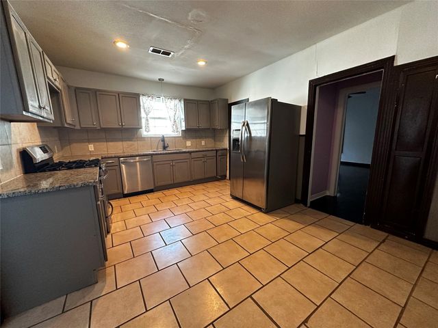 1009 E Humbolt Street, Fort Worth, TX 76104