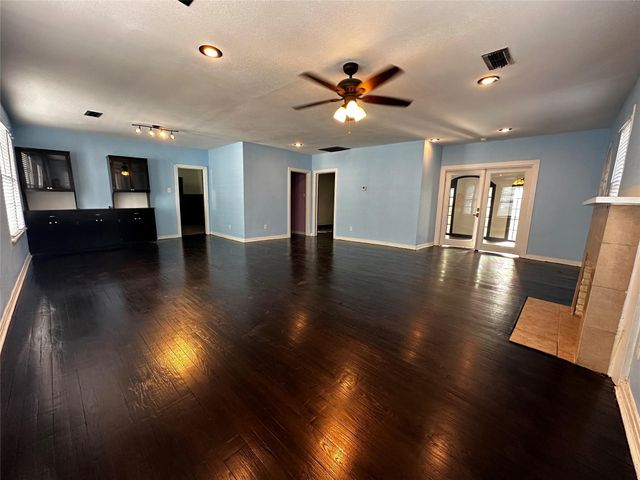 1009 E Humbolt Street, Fort Worth, TX 76104