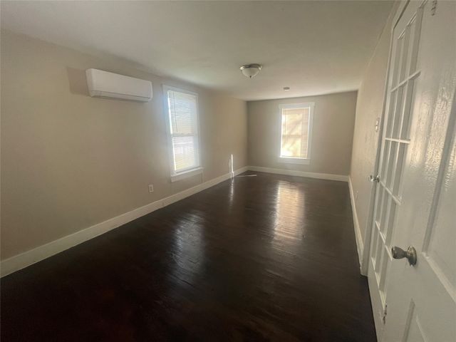 1009 E Humbolt Street, Fort Worth, TX 76104