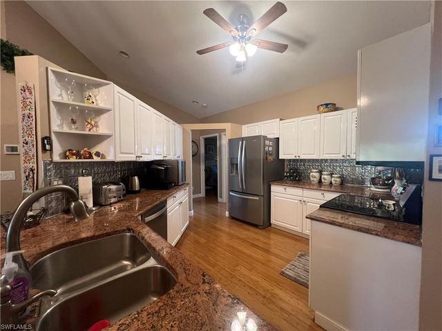 975 Partridge CIR 202, Naples, FL 34104