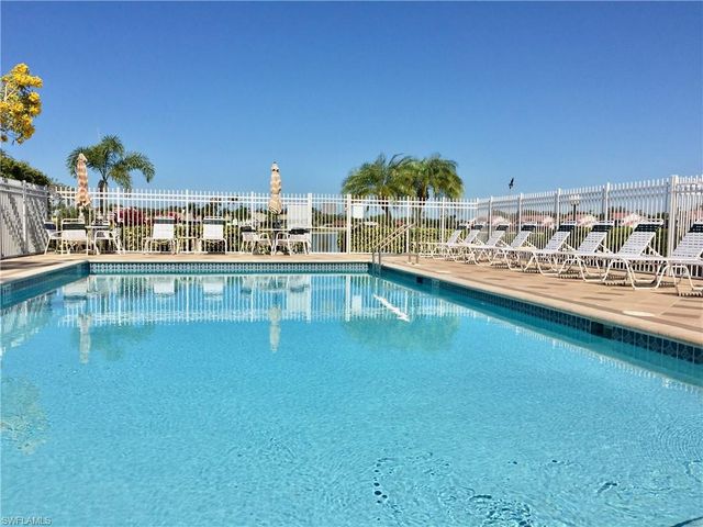 975 Partridge CIR 202, Naples, FL 34104