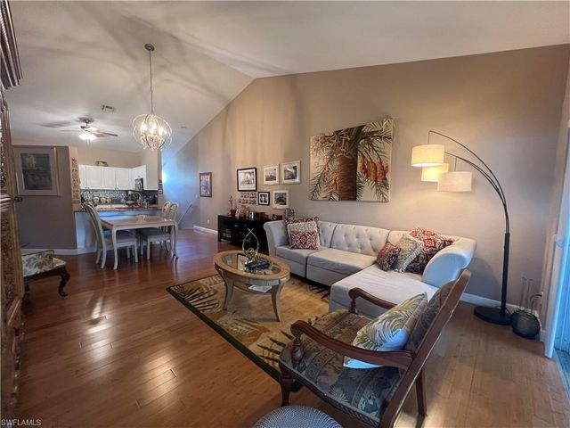 975 Partridge CIR 202, Naples, FL 34104