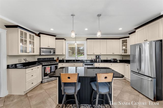 7 Circle Drive, Fruitport, MI 49415