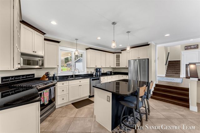 7 Circle Drive, Fruitport, MI 49415