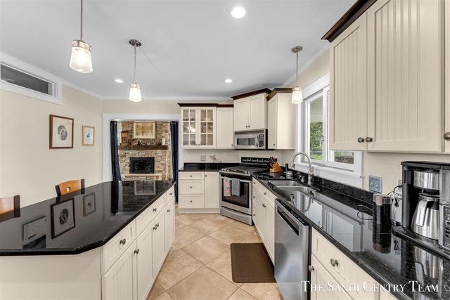 7 Circle Drive, Fruitport, MI 49415