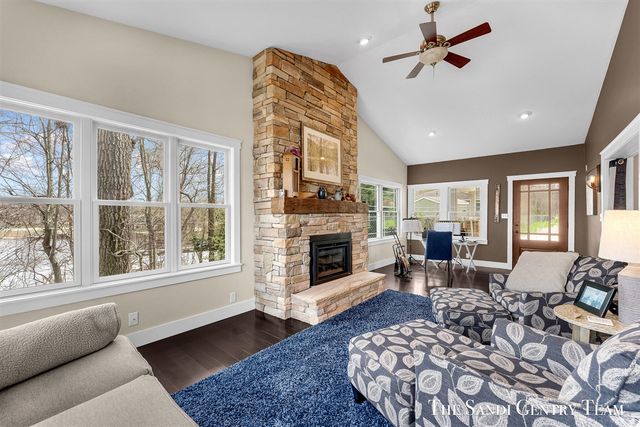 7 Circle Drive, Fruitport, MI 49415