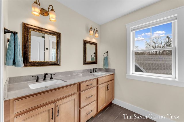 7 Circle Drive, Fruitport, MI 49415