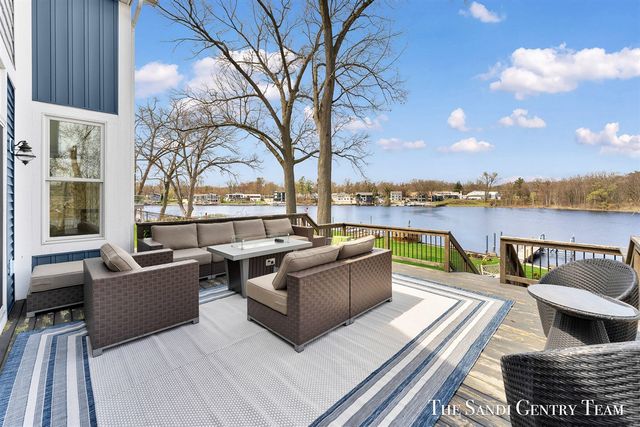7 Circle Drive, Fruitport, MI 49415