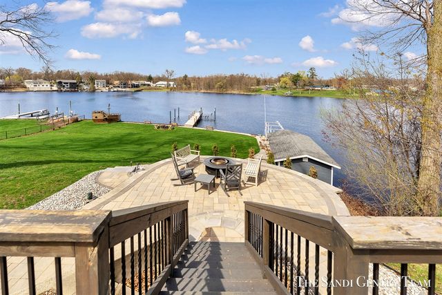 7 Circle Drive, Fruitport, MI 49415