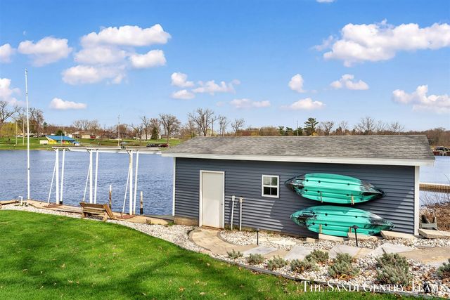 7 Circle Drive, Fruitport, MI 49415