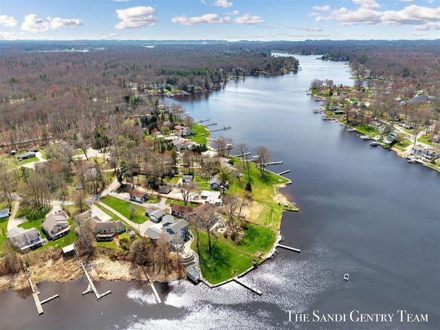 7 Circle Drive, Fruitport, MI 49415