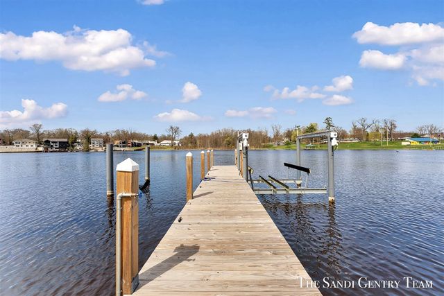 7 Circle Drive, Fruitport, MI 49415