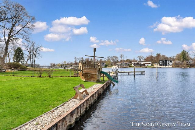 7 Circle Drive, Fruitport, MI 49415