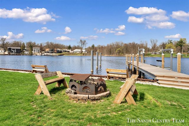 7 Circle Drive, Fruitport, MI 49415