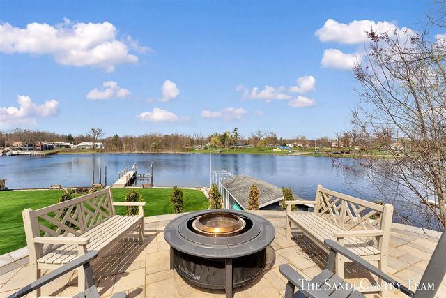 7 Circle Drive, Fruitport, MI 49415