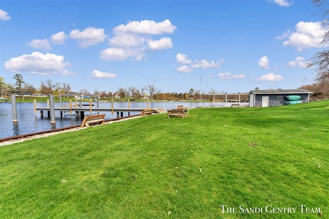 7 Circle Drive, Fruitport, MI 49415