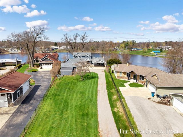 7 Circle Drive, Fruitport, MI 49415