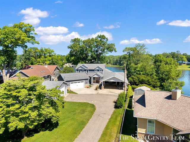 7 Circle Drive, Fruitport, MI 49415
