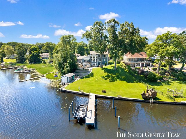 7 Circle Drive, Fruitport, MI 49415