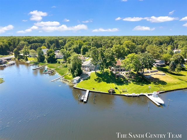 7 Circle Drive, Fruitport, MI 49415