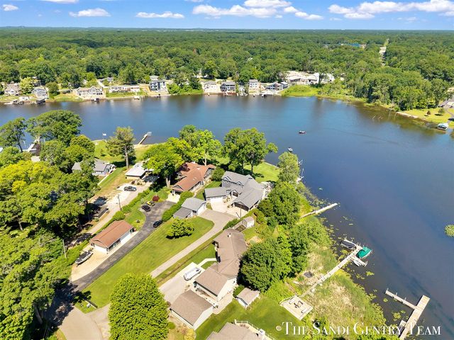 7 Circle Drive, Fruitport, MI 49415