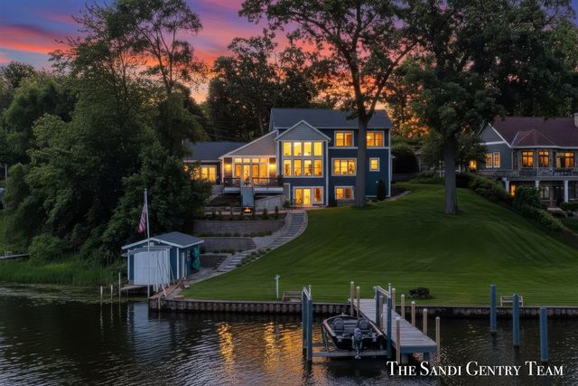 7 Circle Drive, Fruitport, MI 49415
