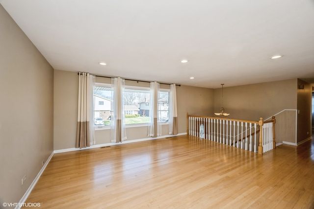 829 Pinehurst Lane, Schaumburg, IL 60193