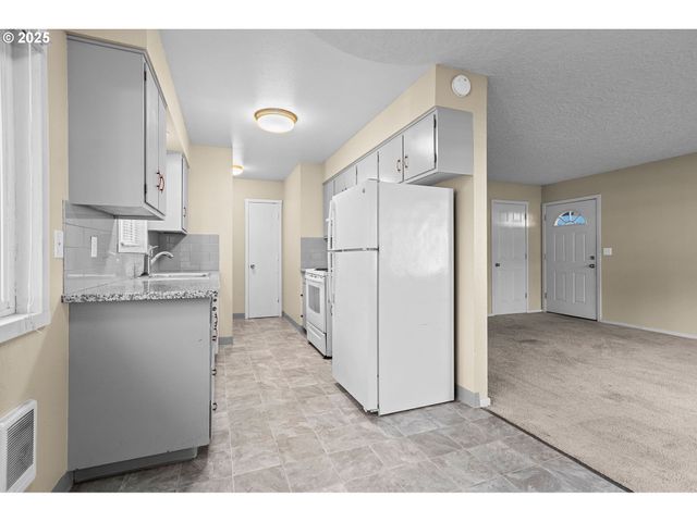 3313 E 17TH St, Vancouver, WA 98660