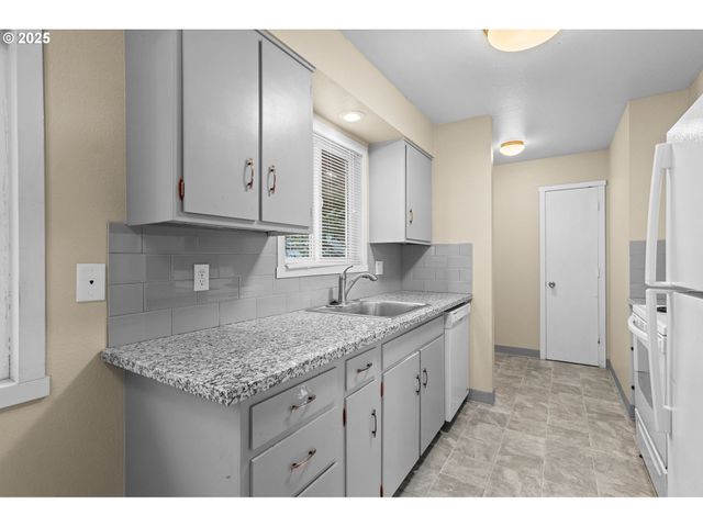 3313 E 17TH St, Vancouver, WA 98660