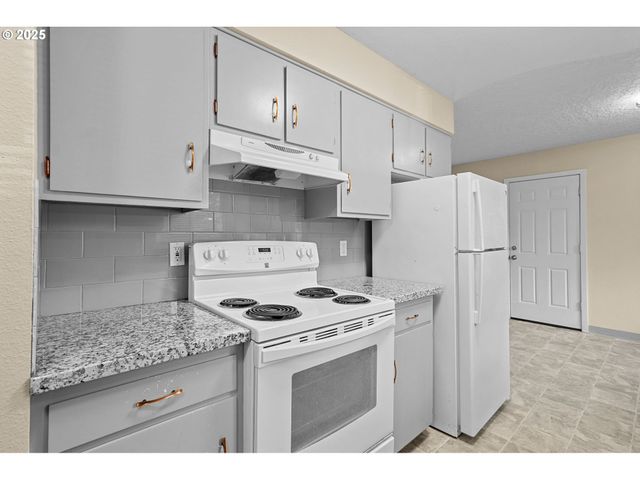 3313 E 17TH St, Vancouver, WA 98660