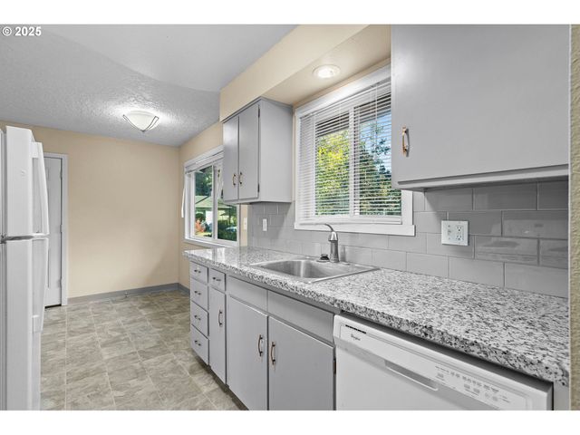 3313 E 17TH St, Vancouver, WA 98660