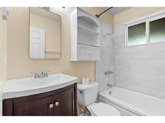 3313 E 17TH St, Vancouver, WA 98660