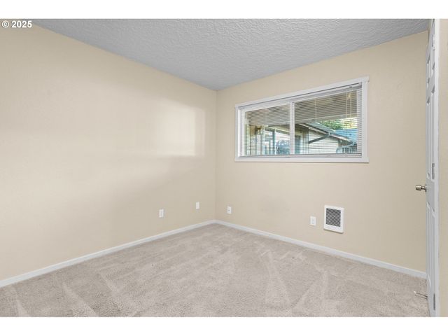 3313 E 17TH St, Vancouver, WA 98660