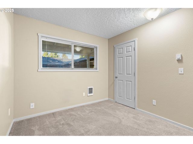 3313 E 17TH St, Vancouver, WA 98660
