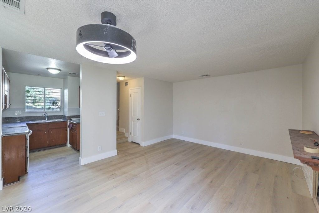 Image 7 of property listing at 5047 Spencer Street B, Las Vegas, NV 89119